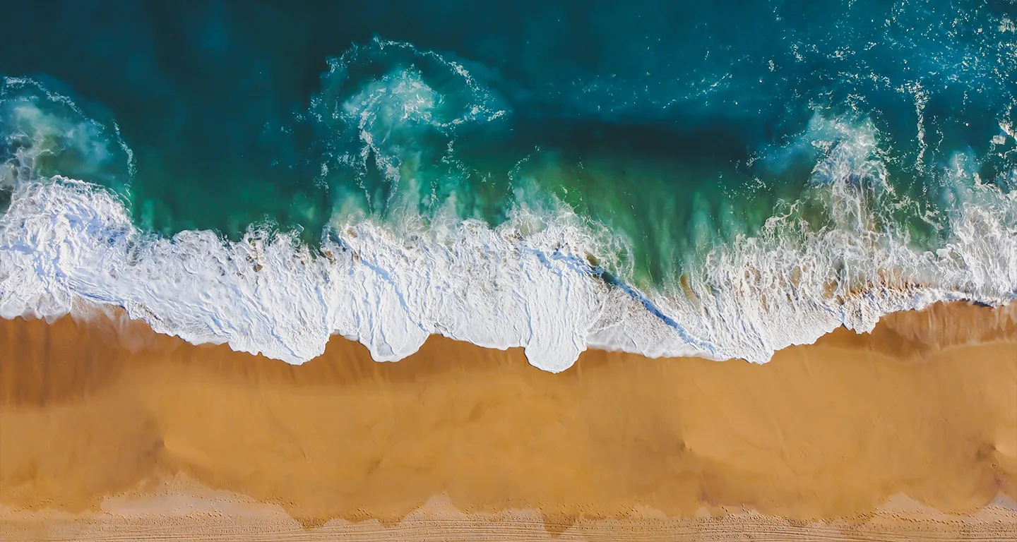 The top view of a beach and sea (Photo)