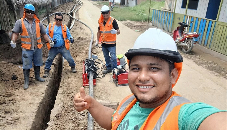 A group of people digging a hole and installing water pipes in Peru (Photo)