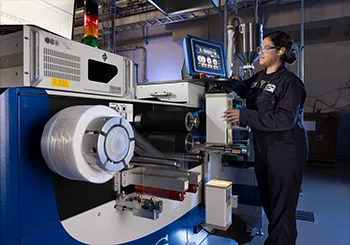 A woman operating a machine (Photo)