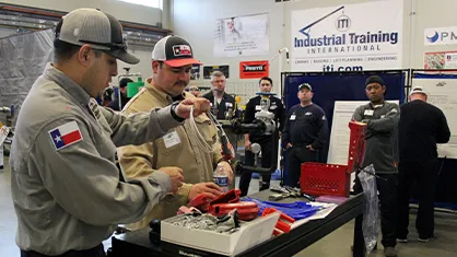 A picture of a Hands-On-Training: People are gathered around a table where one employee holds a workshop (Photo)